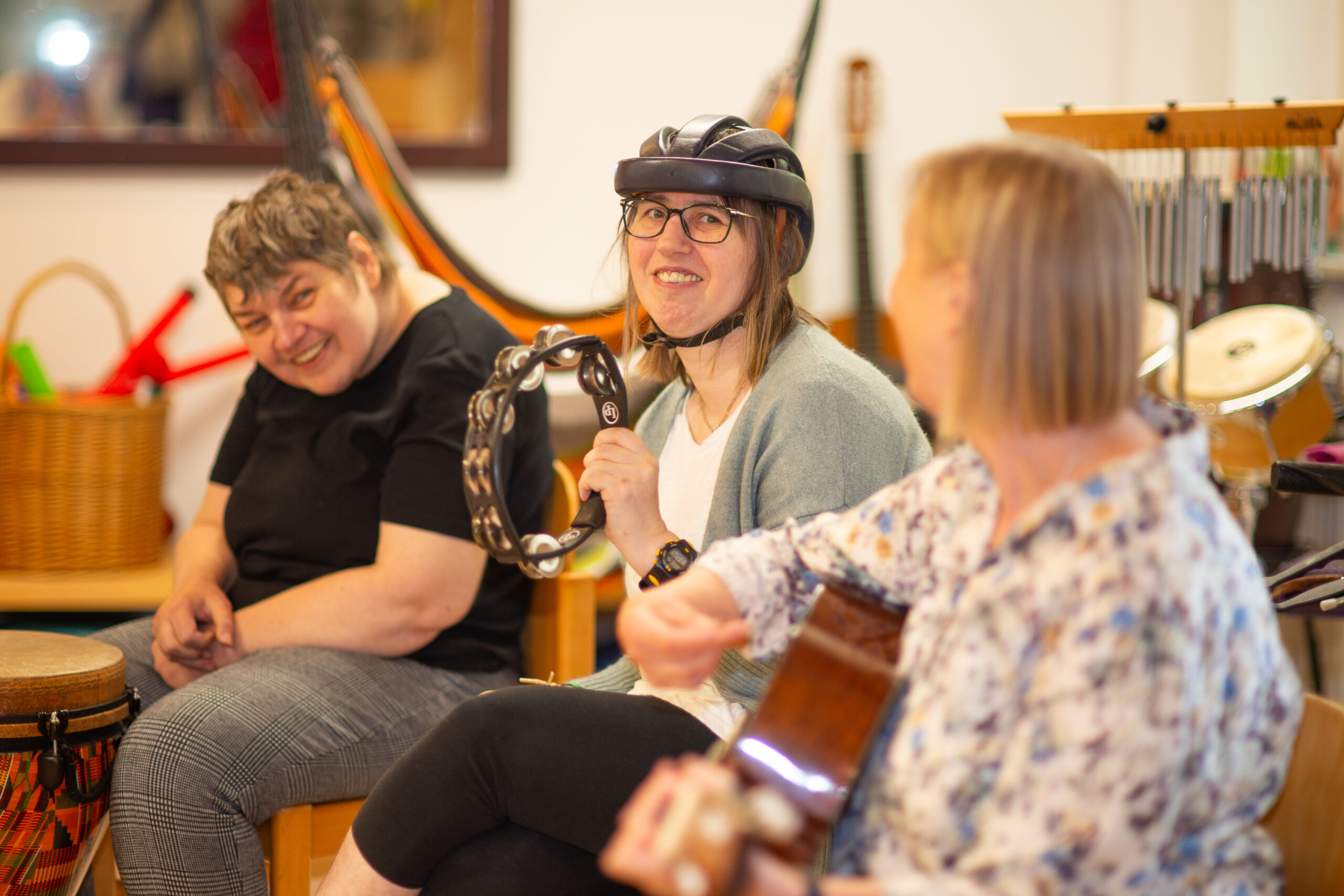 Drei Bewohnerinnen machen Musik.