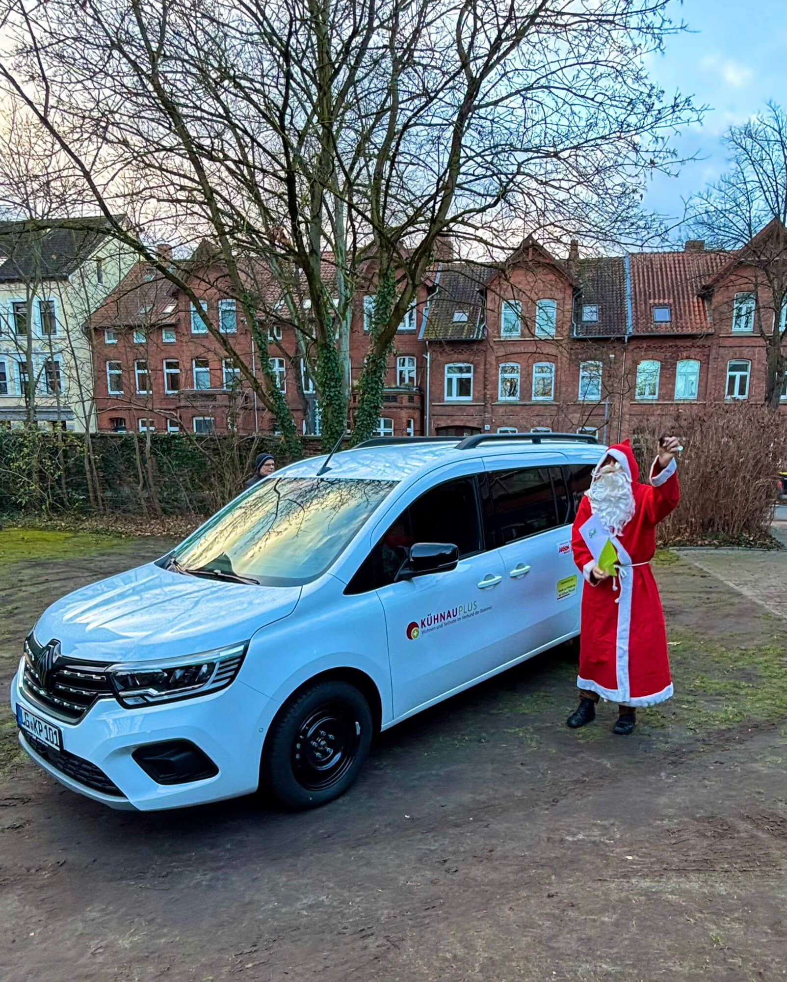 Renault Kangoo mit Weihnachtsmann